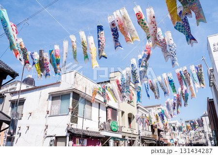 【小江戸川越】早朝の蔵造りの町並みとこいのぼり 131434287