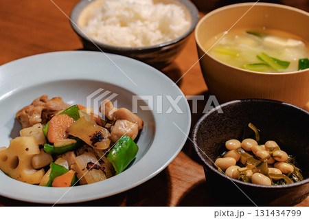 鶏肉と野菜炒めと煮豆の和食夕食 鶏肉と野菜炒めと煮豆の和食夕食 131434799