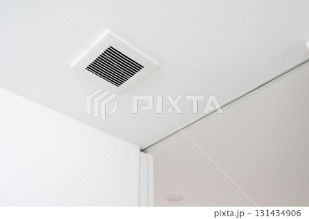 天井に設置された換気扇の換気口 131434906