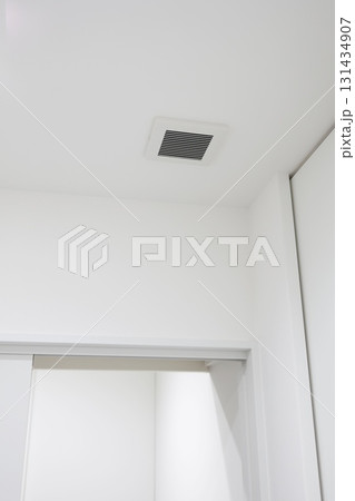 天井に設置された換気扇の換気口 天井に設置された換気扇の換気口 131434907