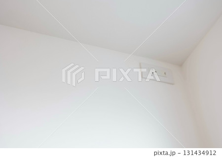 部屋の隅に設置されたエアコン用100V20Aコンセント。 131434912