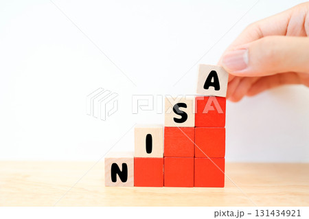 NISA制度を象徴する積み木と上昇イメージ。 131434921