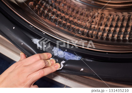 Inspecting the Washing Machine Seal for Damage and Thorough Cleaning to Ensure Longevity 131435210