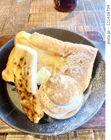 写真素材　カフェでの焼きバナナとスフレパンケーキ 131436704