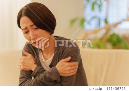 冷え性の女性 冷え性の女性 131436723