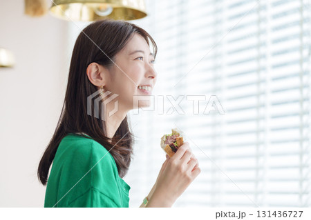サンドイッチを食べる女性 サンドイッチを食べる女性 131436727