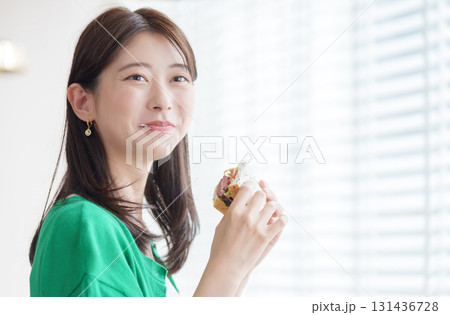 サンドイッチを食べる女性 131436728