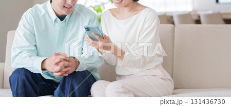スマホを見る夫婦・カップル スマホを見る夫婦・カップル 131436730