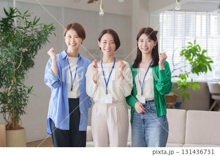 オフィスで働く女性たち(ガッツポーズ) オフィスで働く女性たち(ガッツポーズ) 131436731