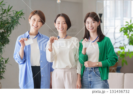 オフィスで働く女性たち(ネームホルダー) オフィスで働く女性たち(ネームホルダー) 131436732