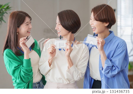 オフィスで働く女性たち(ネームホルダー) オフィスで働く女性たち(ネームホルダー) 131436735