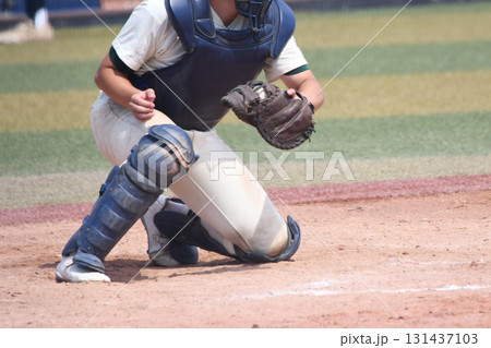 ボールを投げようとするキャッチャー 131437103