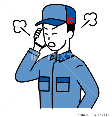 スマートフォンでの通話で怒るつなぎ作業服の男性 131437118