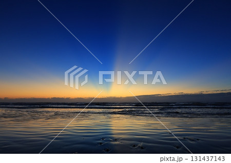 朝焼けに染まる海 朝焼けに染まる海 131437143