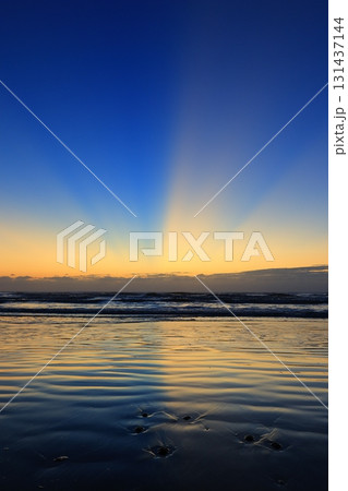 朝焼けに染まる海 朝焼けに染まる海 131437144