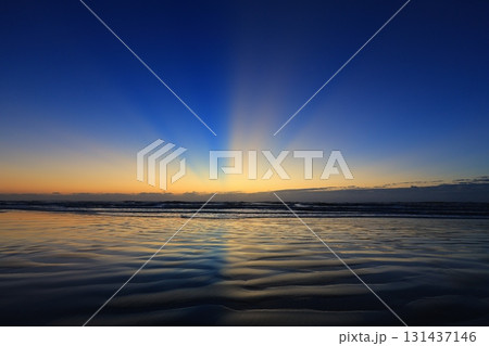 朝焼けに染まる海 朝焼けに染まる海 131437146