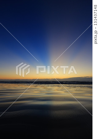 朝焼けに染まる海 朝焼けに染まる海 131437148