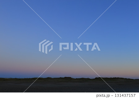 朝焼けに染まる海 131437157