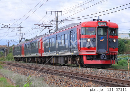 曇天のしなの鉄道線を走行するオリジナルカラーの115系電車_2025/9/27撮影 131437311