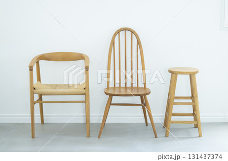オークの椅子のある部屋 131437374