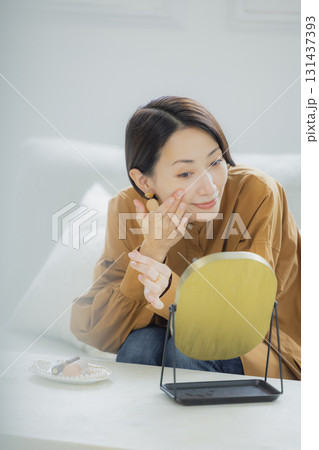リビングで鏡を見る女性 131437393