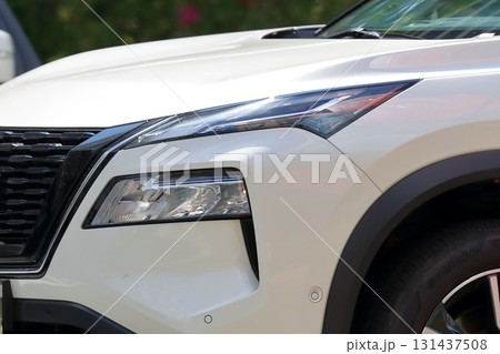 車のヘッドライト 131437508