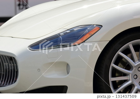 車のヘッドライト 車のヘッドライト 131437509
