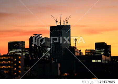 夕暮れ時のビル、マンション群(東京都) 夕暮れ時のビル、マンション群(東京都) 131437685