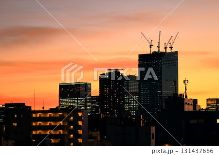 夕暮れ時のビル、マンション群(東京都) 夕暮れ時のビル、マンション群(東京都) 131437686