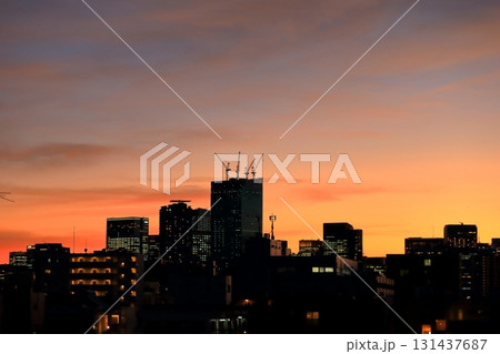 夕暮れ時のビル、マンション群（東京都） 131437687