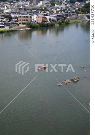 犬山城天守より、木曽川の遊覧船 131437710