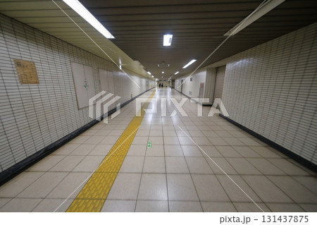地下鉄通路（東京都江東区の辰巳駅） 131437875