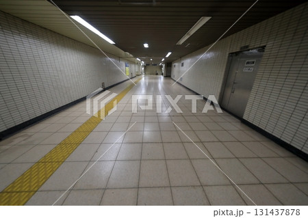 地下鉄通路（東京都江東区の辰巳駅） 131437878