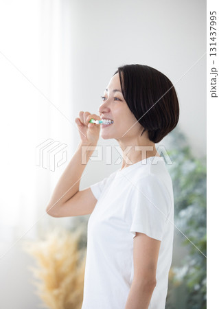 歯磨きをするミドル女性 歯磨きをするミドル女性 131437995