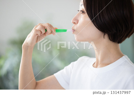 歯磨きをするミドル女性 歯磨きをするミドル女性 131437997