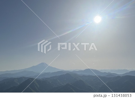 かすむ富士山 131438053