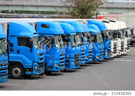 並んだトラック 131438302