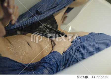 バスルームで濡れた衣服と下着の男性　顔無し 131438340