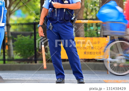 交通整理をする警察官 131438429