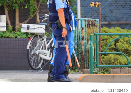 交通整理をする警察官 交通整理をする警察官 131438430