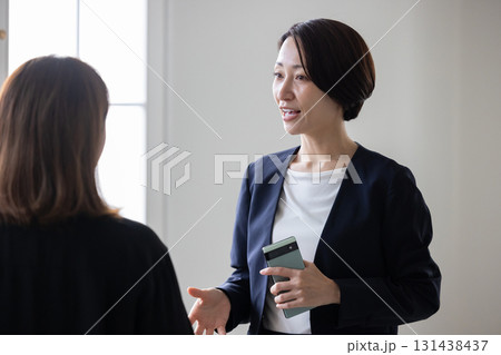 打ち合わせをするミドル女性 打ち合わせをするミドル女性 131438437