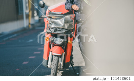バイクの配達員 131438601
