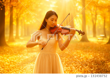 秋の公園でバイオリンを奏でる女性 131438732