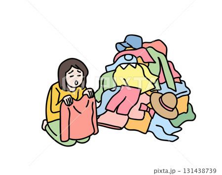 洗濯物の山と服をたたむ女性 洗濯物の山と服をたたむ女性 131438739