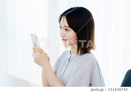 オフィスでスマホを見るビジネスウーマン 131438743