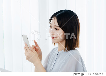 オフィスでスマホを見るビジネスウーマン 131438744