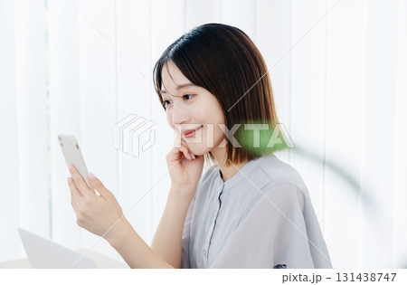 オフィスでスマホを見るビジネスウーマン 131438747