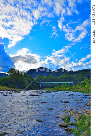 秋の利根川風景　上越線鉄橋　棚下不動付近の眺め　　　　 131438975