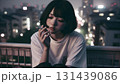 タバコを吸う女性 131439086