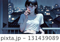 タバコを吸う女性 131439089